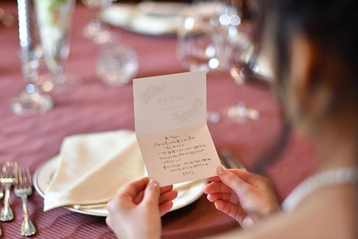 ゲスト全員に配る席札でおもなし 結婚式を成功させるアイデアまとめ おしゃれな結婚式を綴るコラム ファルベ