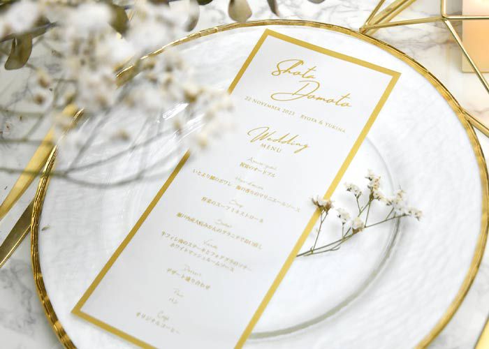 おしゃれな結婚式を綴るコラム ファルベ メニューと席札がひとつに テーブルコーデを華やかにするメニュー表