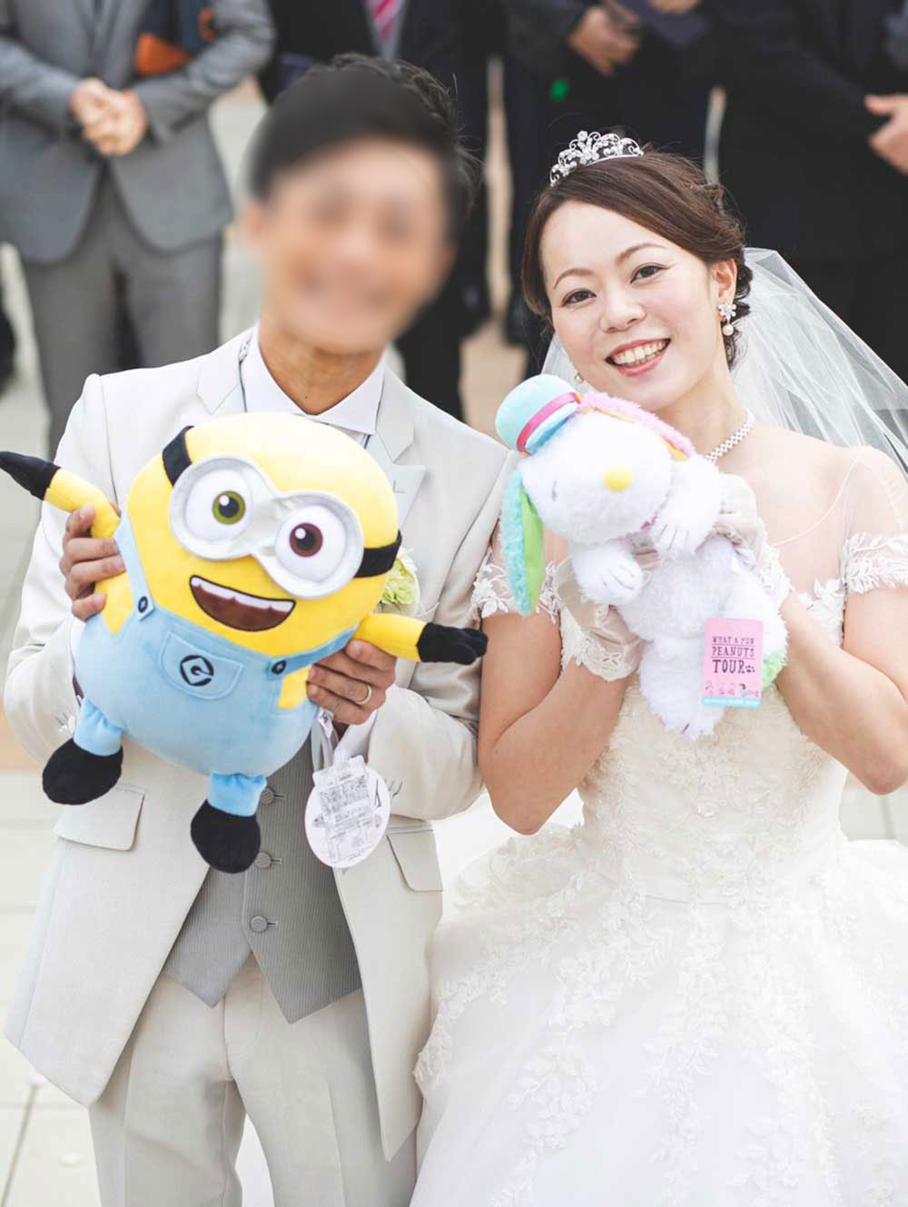 卒花レポート_ミニオンとスヌーピーのぬいぐるみでぬいぐるみトスをする新郎新婦さん