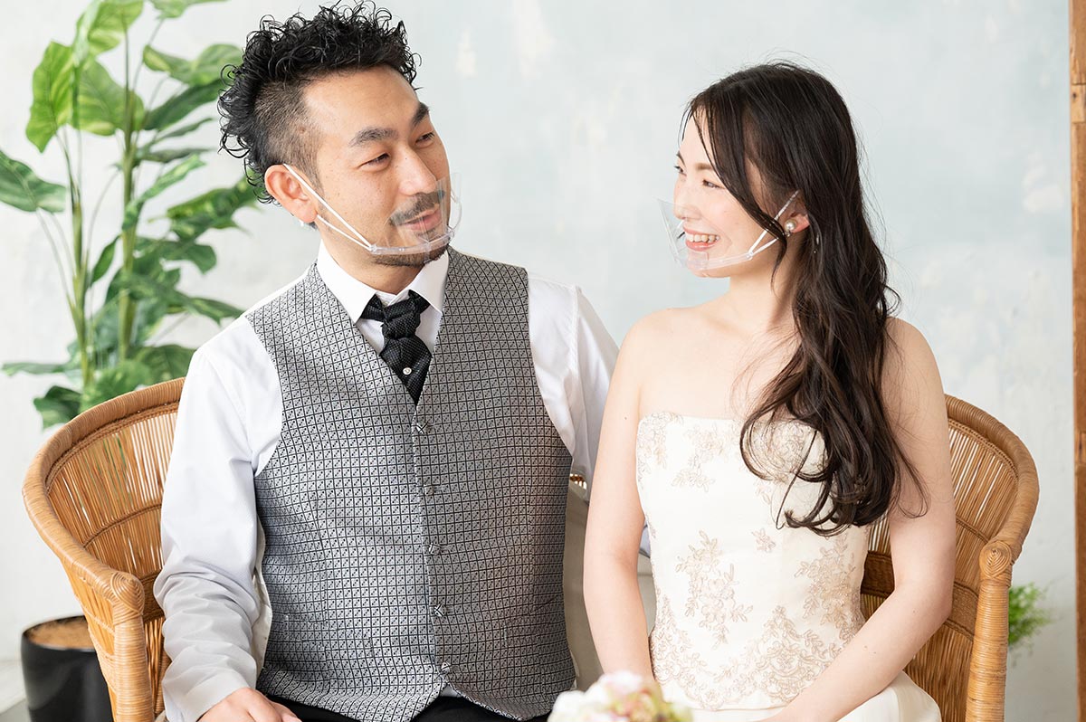 マウスカードを付けて話をしている新郎新婦