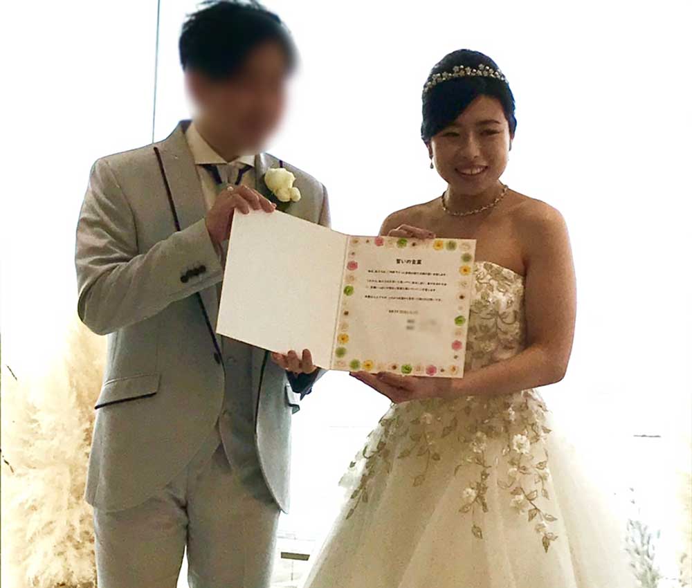 卒花レポート202104M様_結婚証明書を掲げる新郎新婦