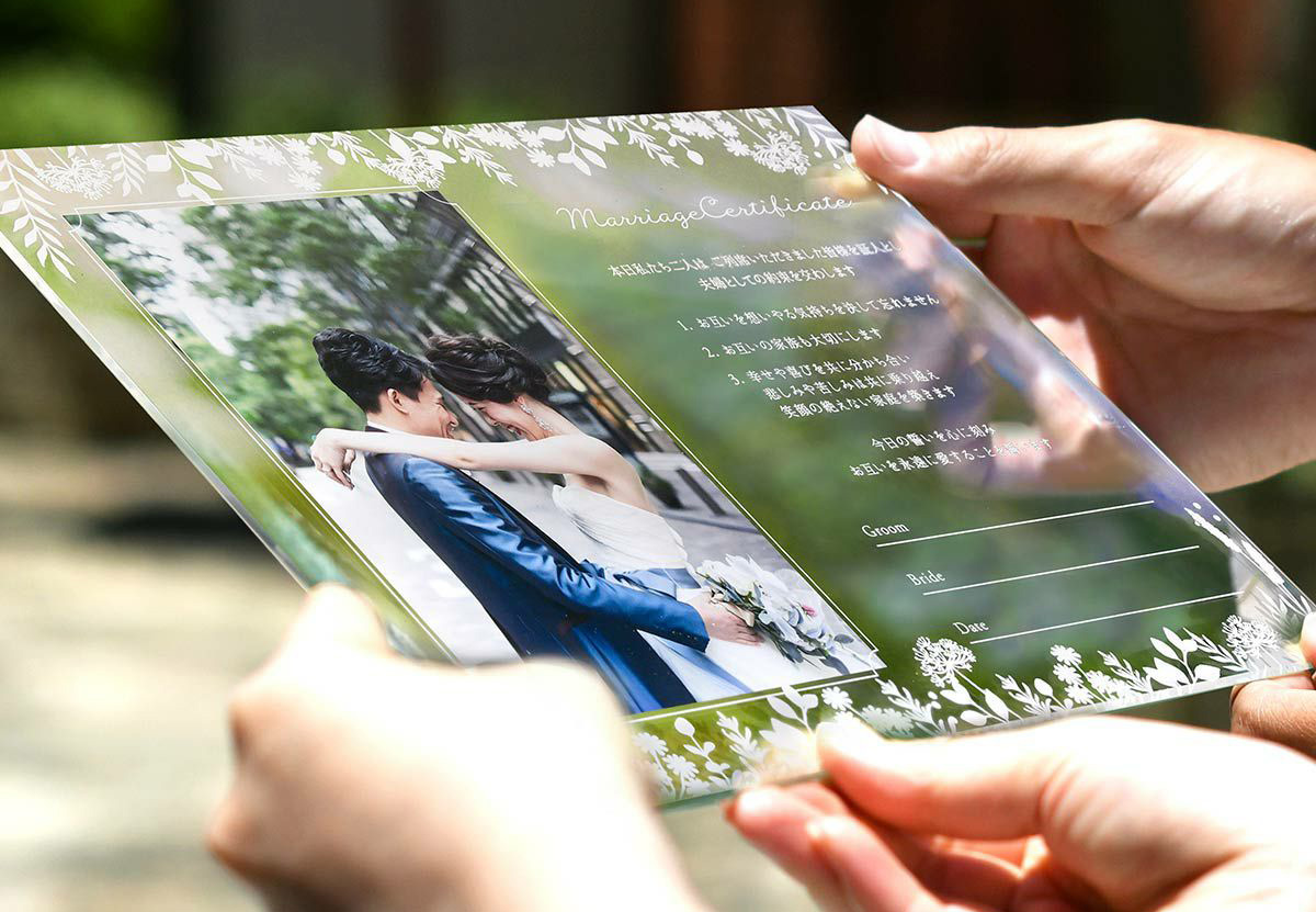 写真と誓いの言葉を残せるクリアな結婚証明書