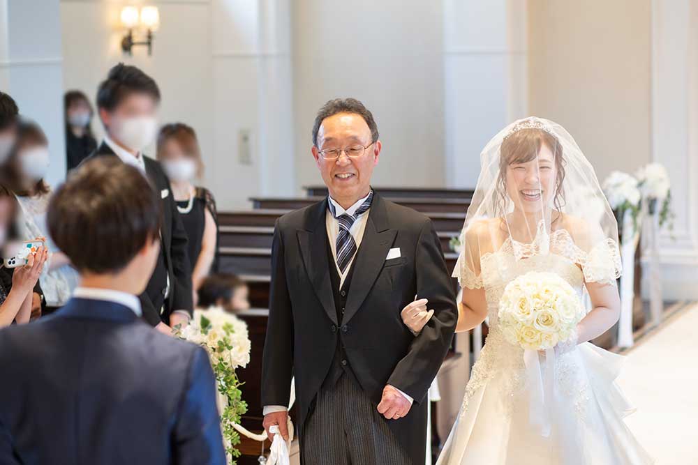 卒花レポート202106Y様_バージンロードを笑顔で歩くお父様と新婦