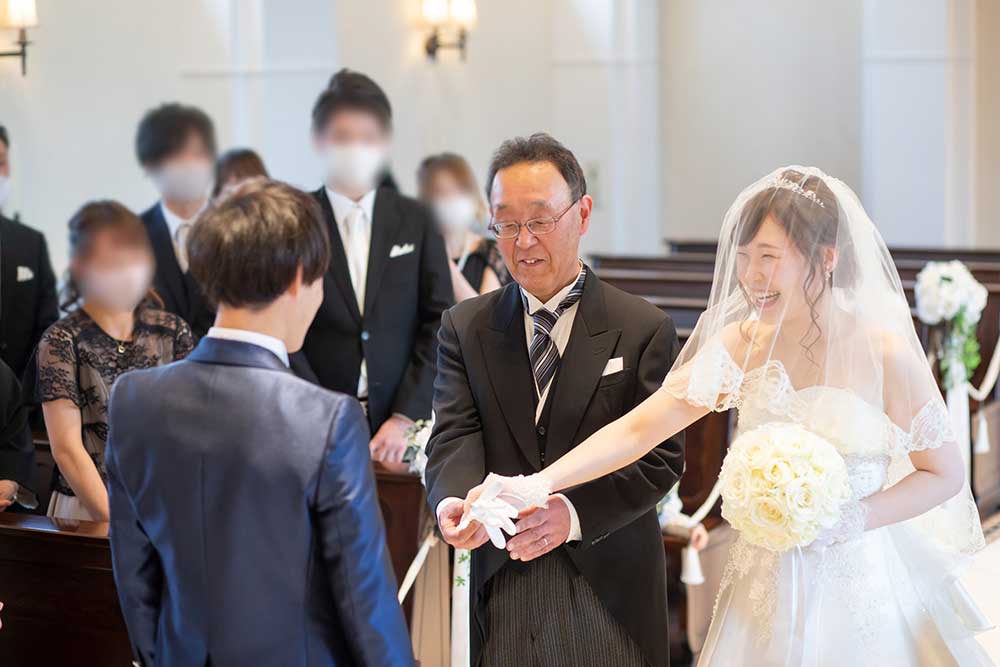 卒花レポート202106Y様_バージンロードでの新郎新婦とお父様の様子