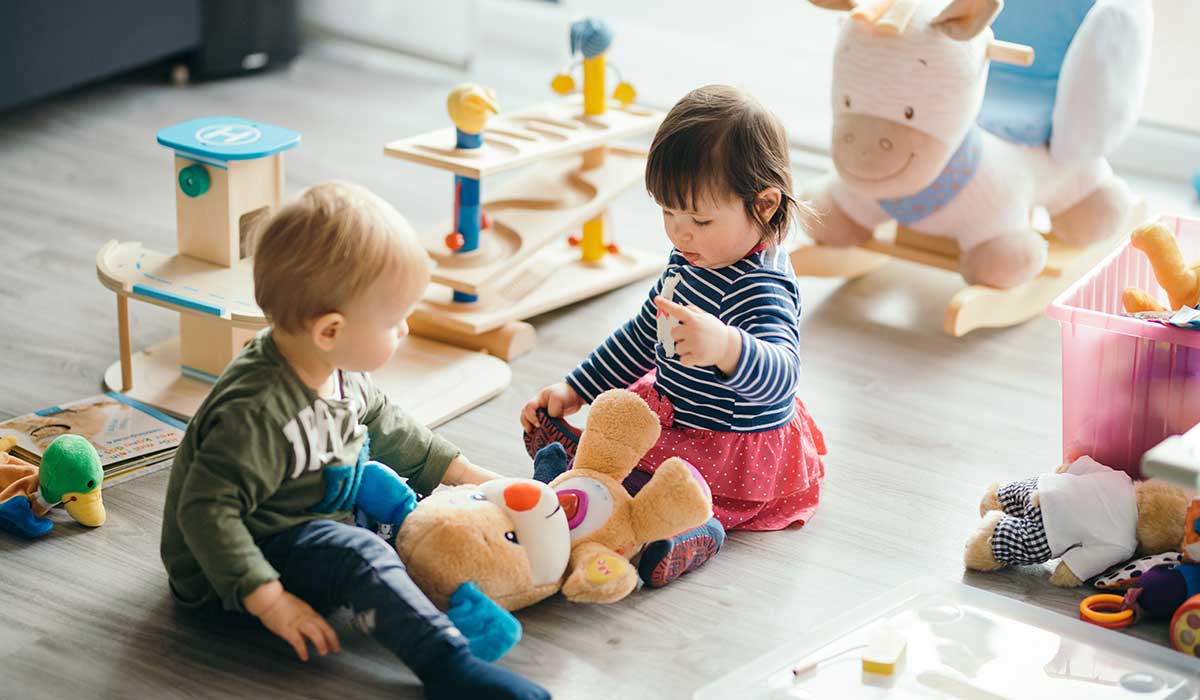 プレイルームのおもちゃで遊ぶ男の子と女の子