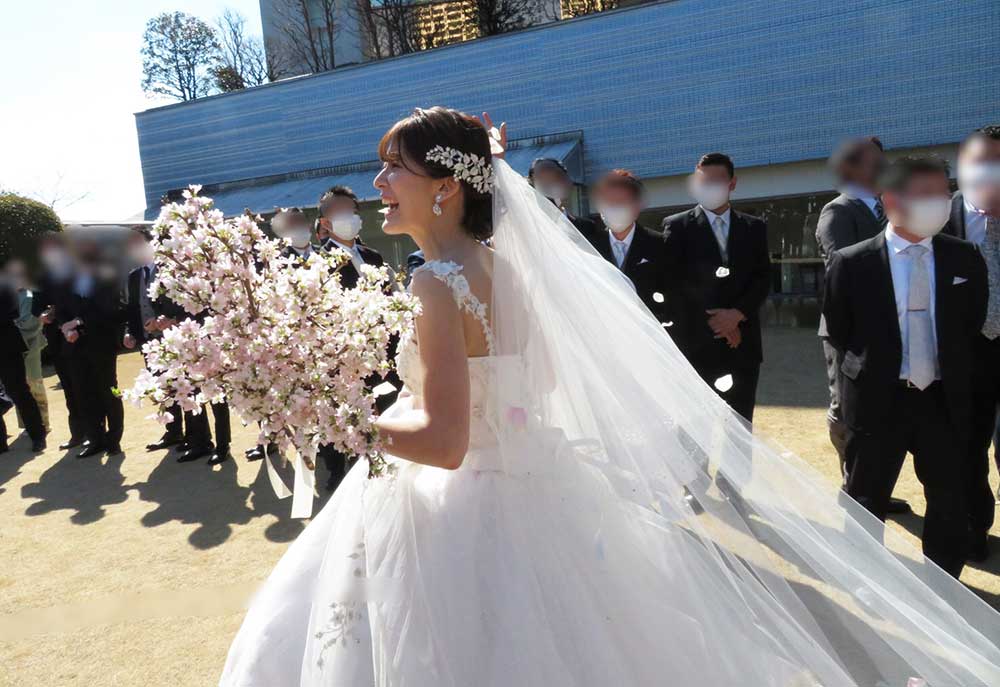 202203卒花レポI様_ブーケを手に笑顔の花嫁さん