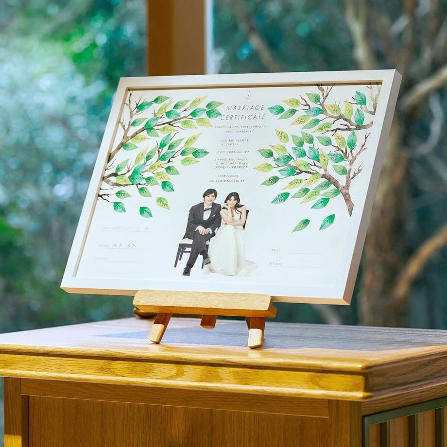 イラストと写真をプリントしたフレーム入りのゲスト参加型結婚証明書