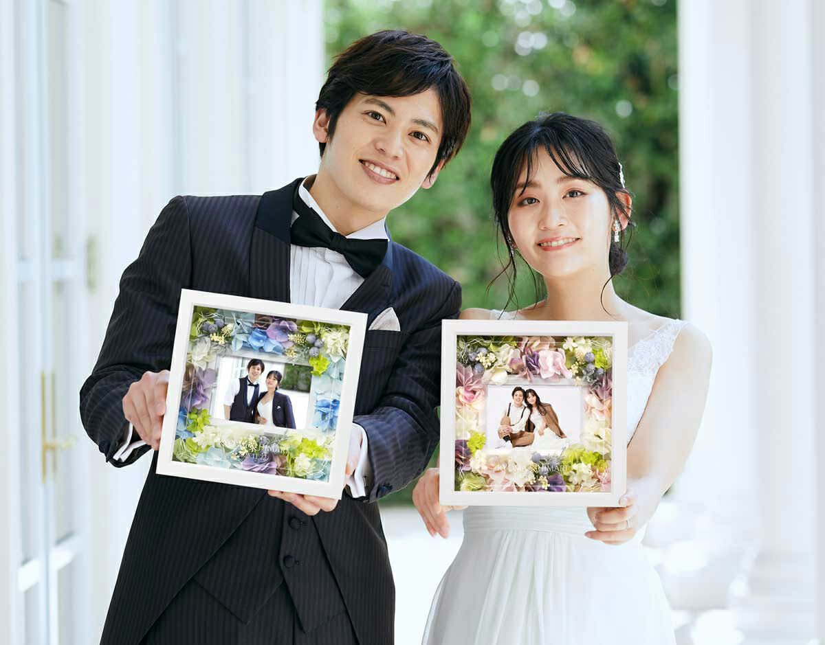 結婚式で両親へ贈るお花アレンジ付きのフォトフレームギフト