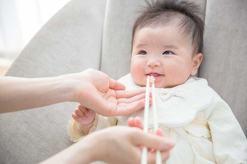 お食い初めをしている赤ちゃん