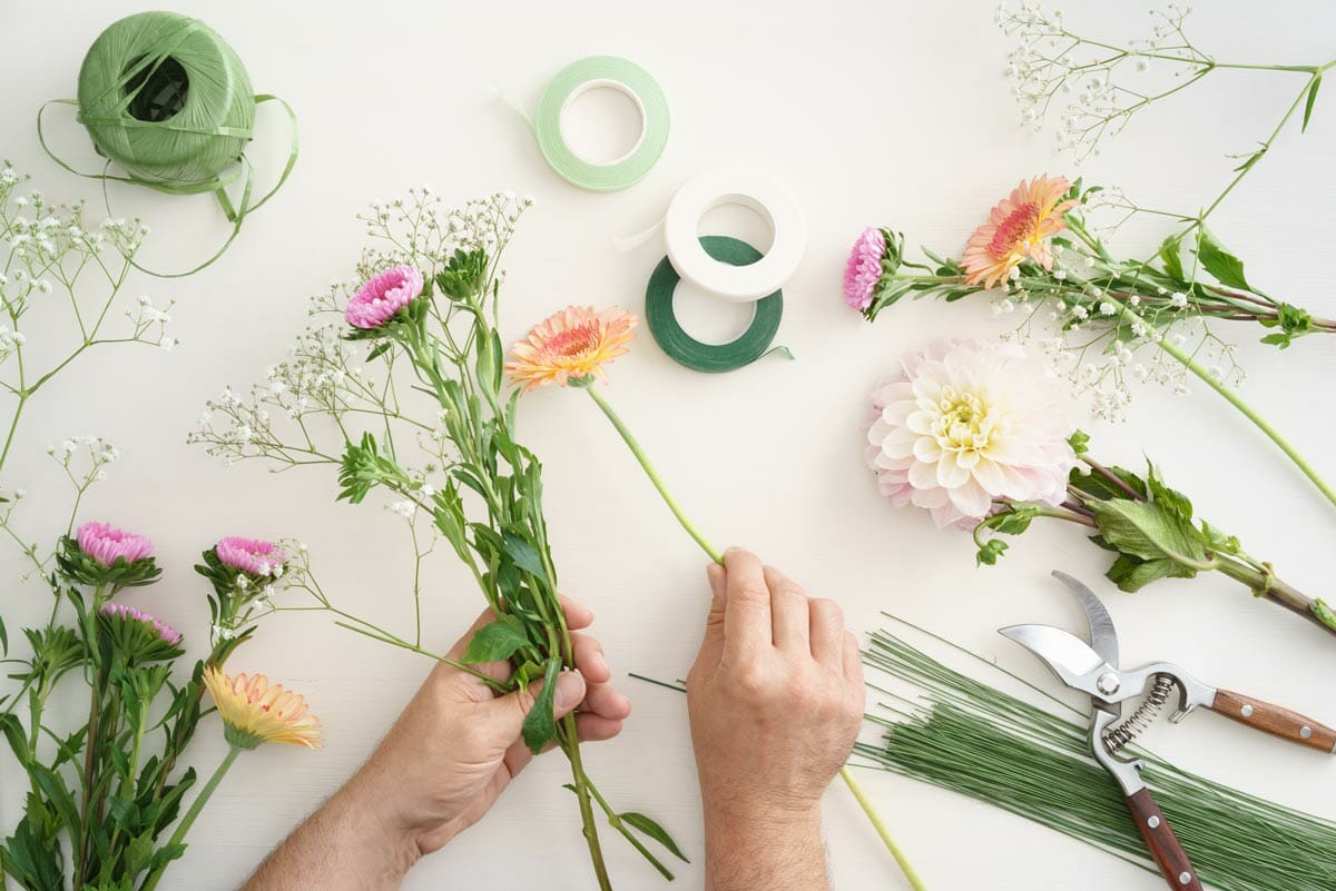 生花を使って花束を作っている手元