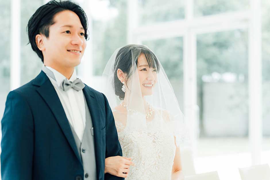 挙式で腕を組んでいる新郎と新婦