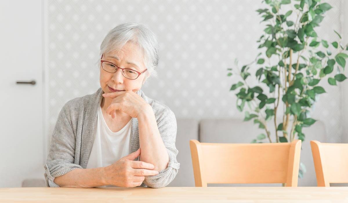 がっかりしているシニアの女性