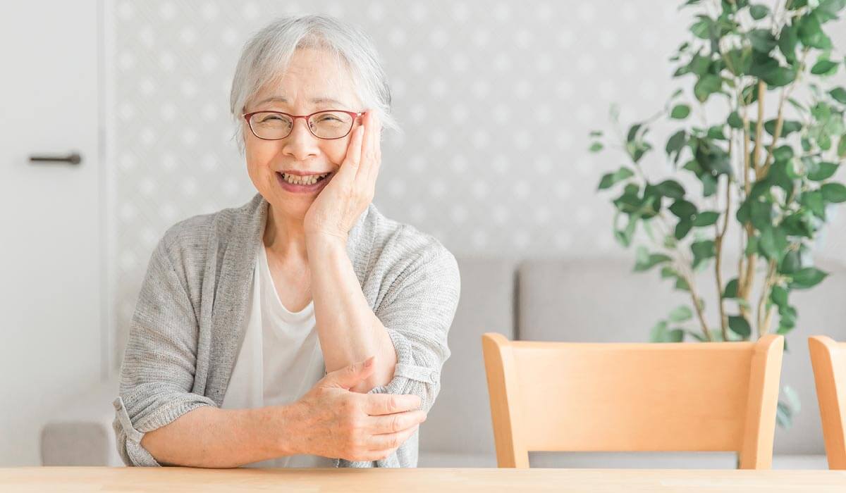 古希をお祝いされて喜んでいるシニア女性