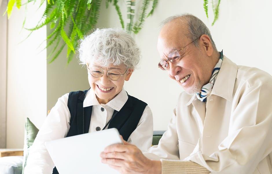 80歳の傘寿をむかえる男性をお祝いする娘