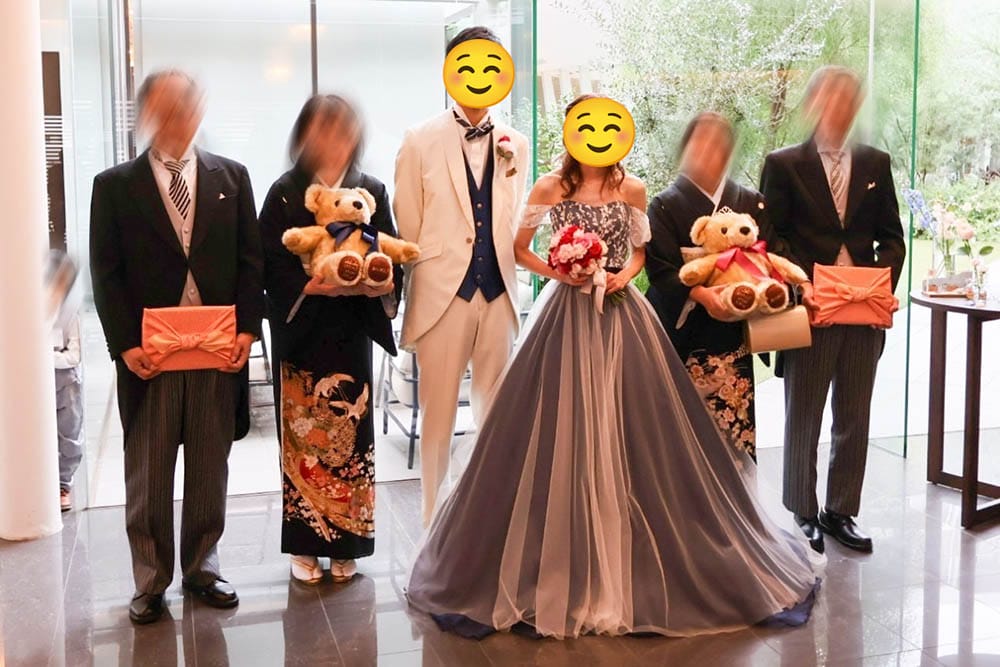 結婚式両親プレゼントの体重ベアをプレゼントされた両親たちとい新郎新婦